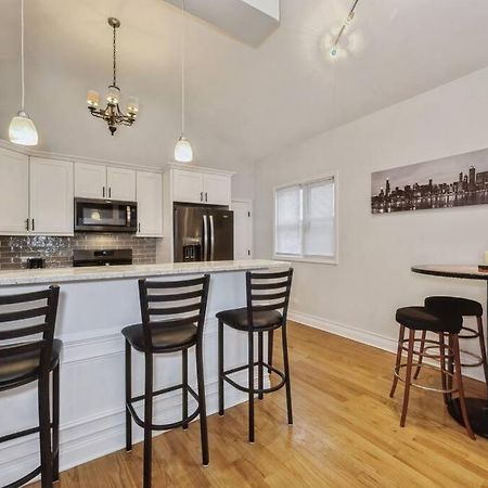 2-Bed 2-Bath Apt - Close To Uc W/ Free Parking Chicago Kültér fotó
