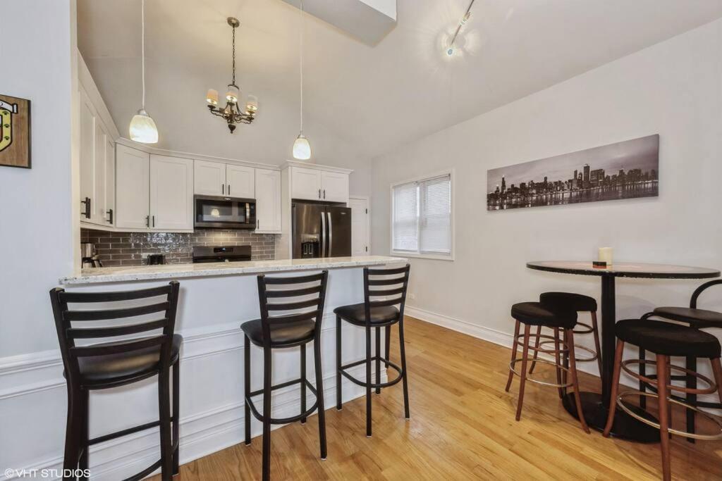2-Bed 2-Bath Apt - Close To Uc W/ Free Parking Chicago Kültér fotó