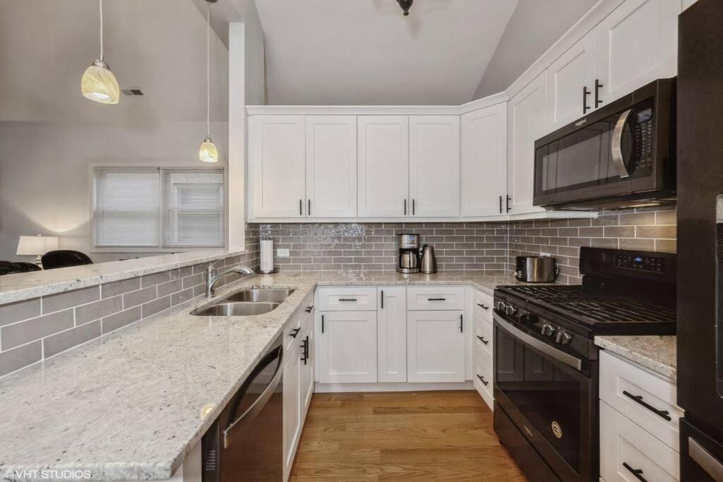 2-Bed 2-Bath Apt - Close To Uc W/ Free Parking Chicago Kültér fotó